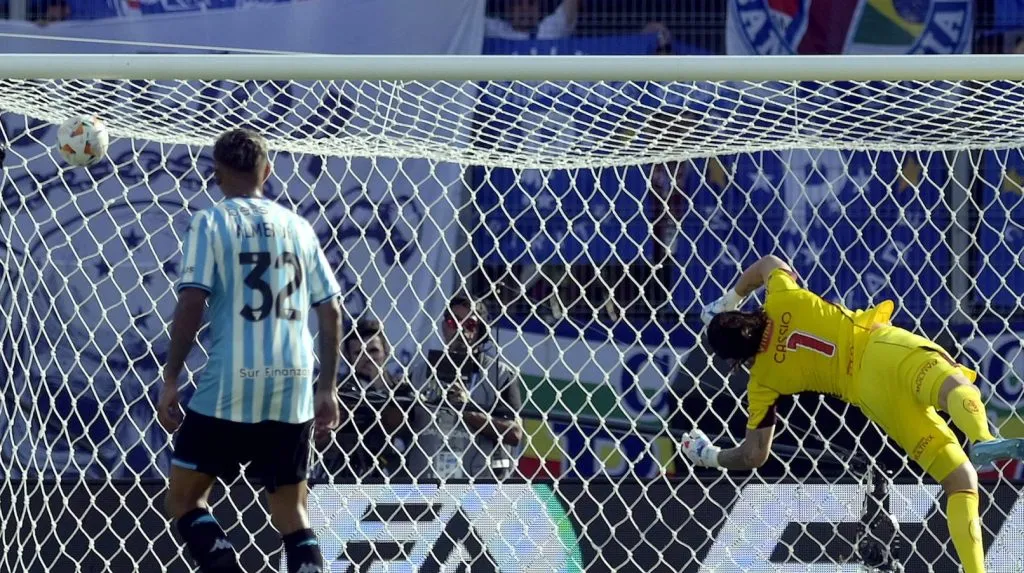 Cássio tentando defender o chute cruzado de Martirena que abriu o placar em Racing v Cruzeiro (IMAGO PHOTOxPHOTO)