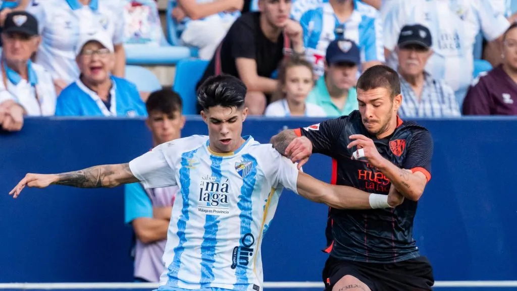 Antonio Cordero se desvencilhando da marcação em um jogo entre Málaga v Huesca (IMAGO / ZUMA Press Wire)