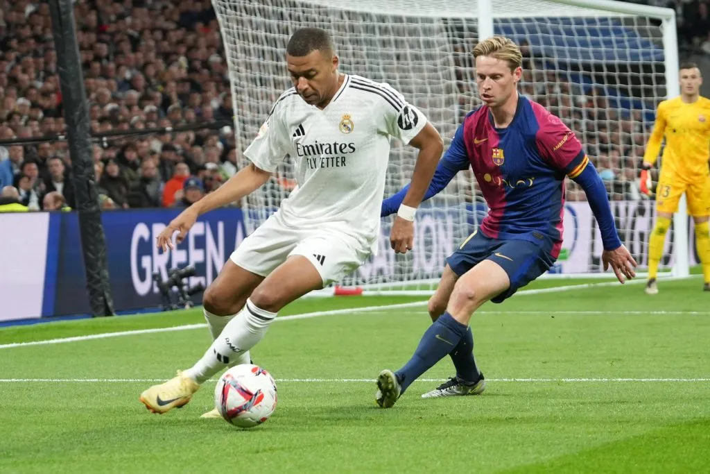 Kylian Mbappé e Frenkie de Jong em disputa por Real Madrid x Barcelona. Foto: IMAGO / PanoramiC.