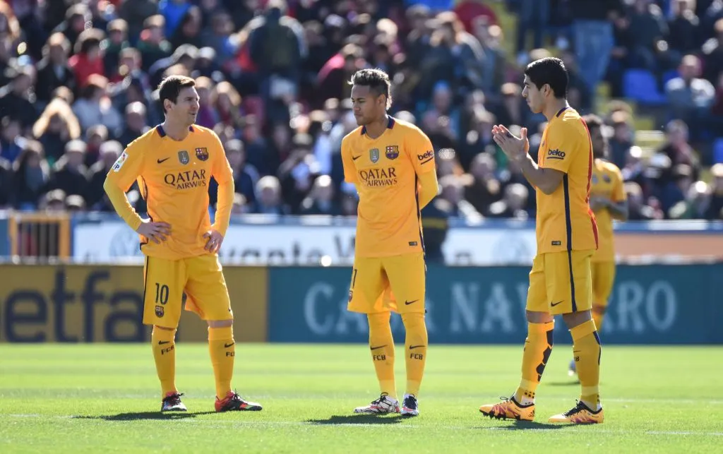 Lionel Messi, Neymar e Luis Suarez com a camisa do Barça, em 2016. Foto: IMAGO / Alterphotos.
