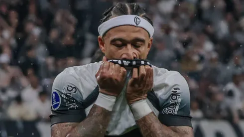 Memphis Depay com a camisa do Corinthians.
