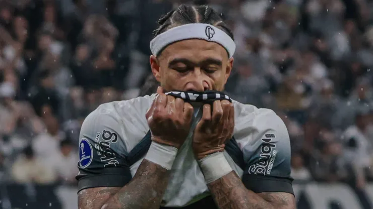 Memphis Depay com a camisa do Corinthians.