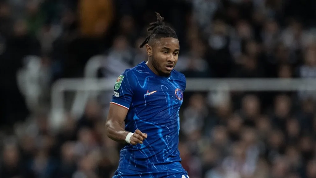 Christopher Nkunku em ação com o uniforme tradicional do Chelsea (IMAGO Visionhaus)