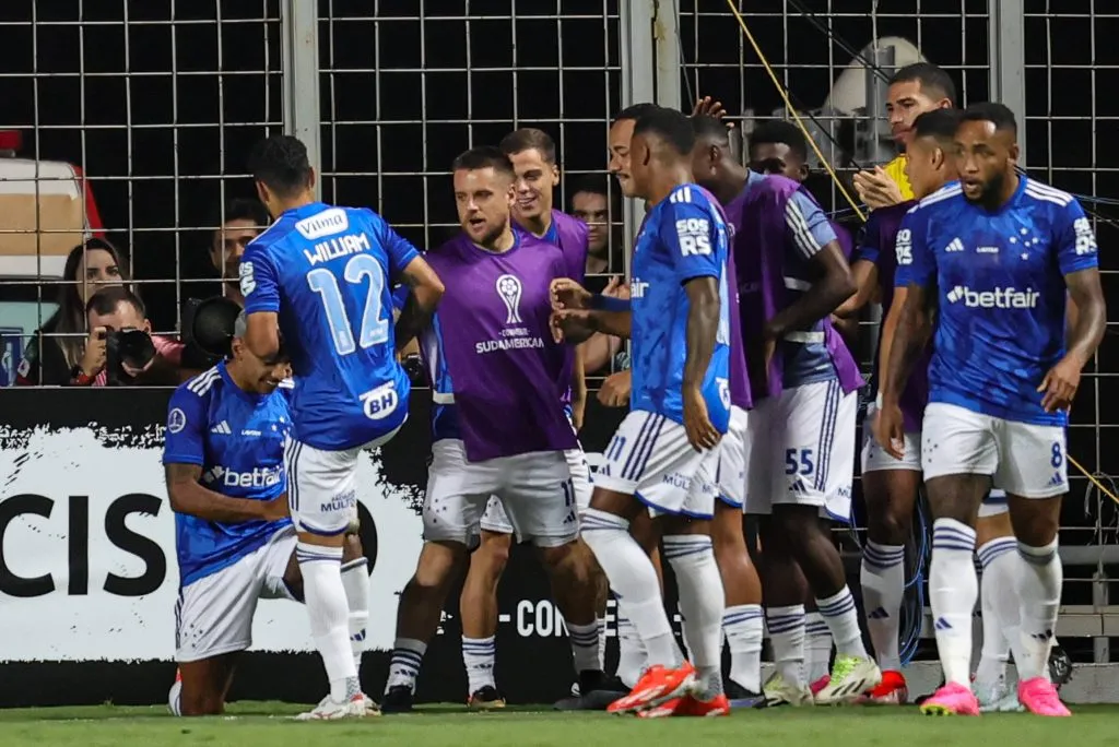 Matheus Pereira e os jogadores do Cruzeiro comemoram um gol marcado contra o Union La Calera. Foto: IMAGO.