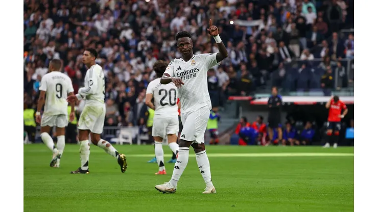 Vinicius Júnior durante a comemoração de um de seus gols na partida entre Real Madrid e Osasuna, no dia 10 de novembro de 2024. (ZUMA Press Inc / Alamy Stock Photo)