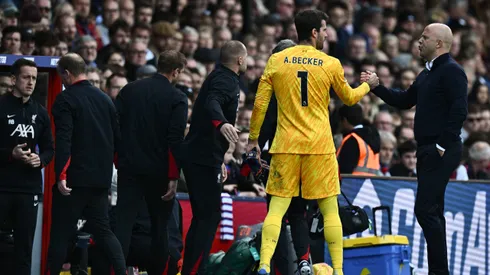 Arne Slot com Alisson no Liverpool