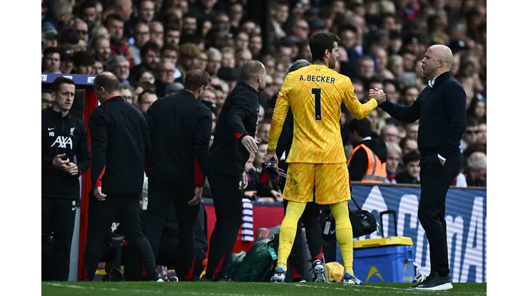 Arne Slot com Alisson no Liverpool