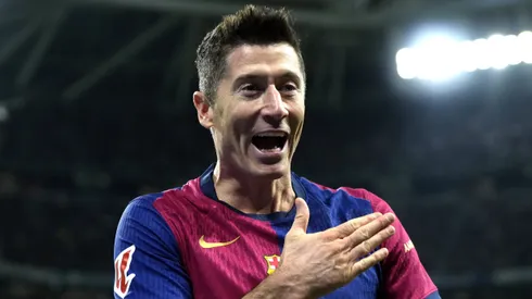 Robert Lewandowski com a camisa do Barcelona.