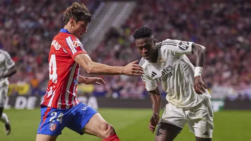 Robin Le Normand, zagueiro de 28 anos do Atlético de Madrid, é alvo de interesse nacional e internacional. Photo by Manu Reino/DeFodi Images Defodi-071_ATMRMC20240929_242 *** Vinicius Jr Real Madrid CF and Robin Le Normand Atletico de Madrid battle for the ball during the LaLiga match between Atlà tico Madrid and Real Madrid at Civitas Metropolitano on September 29, 2024 in Madrid, Spain Photo by Manu Reino DeFodi Images Defodi 071 ATMRMC20240929 242 Defodi-071