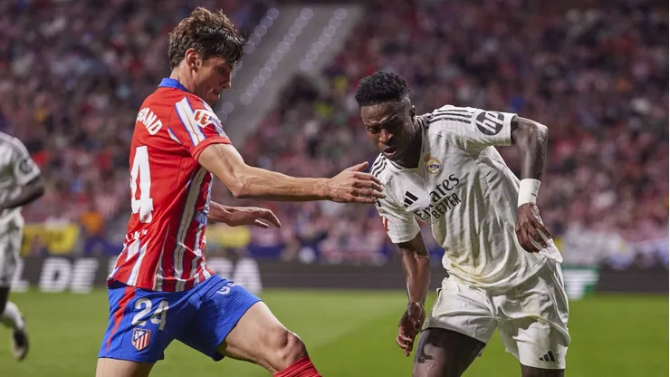 Robin Le Normand, zagueiro de 28 anos do Atlético de Madrid, é alvo de interesse nacional e internacional. Photo by Manu Reino/DeFodi Images Defodi-071_ATMRMC20240929_242 *** Vinicius Jr Real Madrid CF and Robin Le Normand Atletico de Madrid battle for the ball during the LaLiga match between Atlà tico Madrid and Real Madrid at Civitas Metropolitano on September 29, 2024 in Madrid, Spain Photo by Manu Reino DeFodi Images Defodi 071 ATMRMC20240929 242 Defodi-071