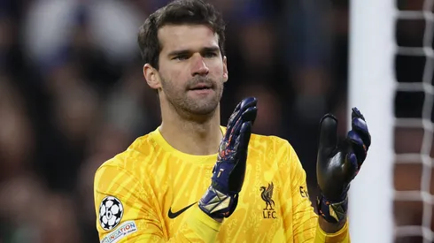 Alisson com a camisa do Liverpool.