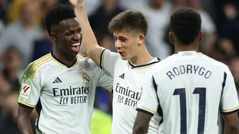 Arda Güler, ao lado de VIni Jr e Rodrygo, do Real Madrid, é alvo de outro gigante europeu. (Photo by Clive Brunskill/Getty Images)