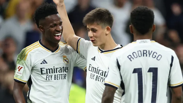 Arda Güler, ao lado de VIni Jr e Rodrygo, do Real Madrid, é alvo de outro gigante europeu. (Photo by Clive Brunskill/Getty Images)