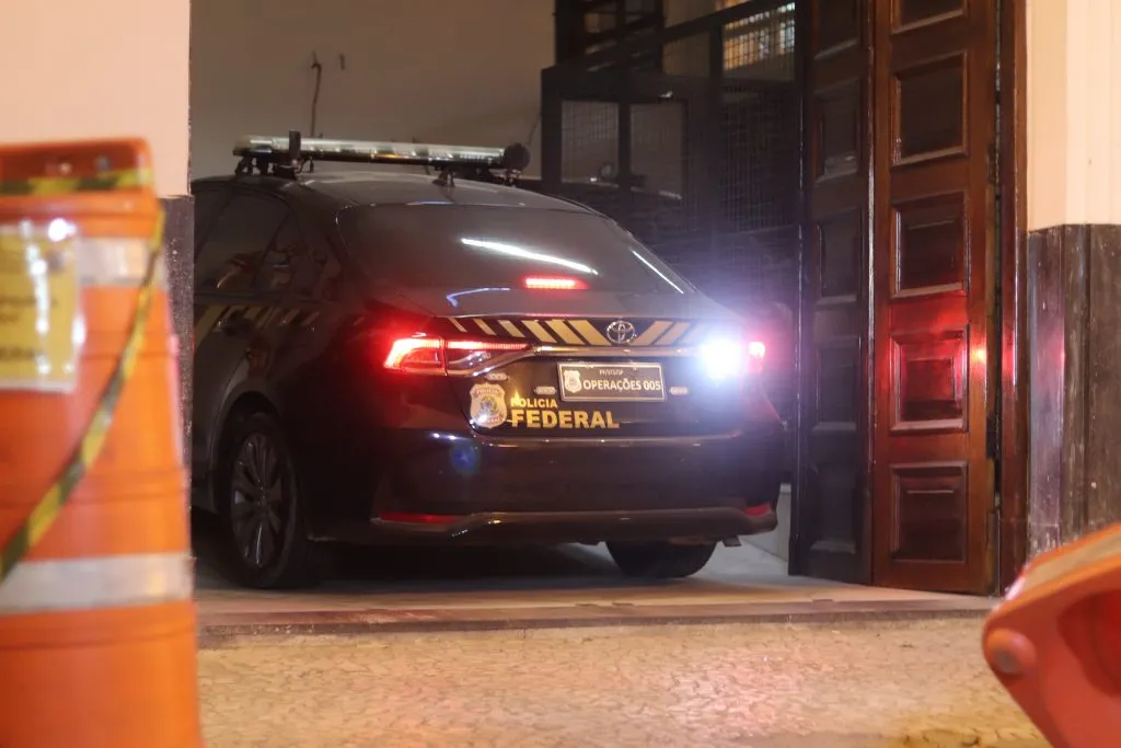 Carro da Polícia Federal que levou Robinho preso, em março. Foto: Reinaldo Campos/AGIF