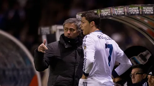 Mourinho e Cristiano Ronaldo conversam quando estavam no Real Madrid. Foto: Gonzalo Arroyo Moreno/Getty Images