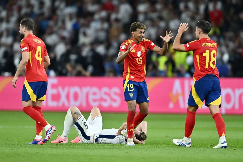 Zubimendi, alvo do Liverpool, atua com Lamine Yamal na Seleção da Espanha (Photo by Dan Mullan/Getty Images)