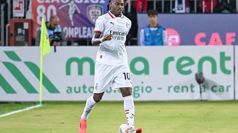 Rafael Leão em campo durante o confronto entre Cagliari e Milan, no dia 09 de novembro de 2024. (LaPresse / Alamy Stock Photo)