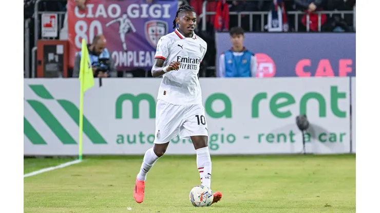 Rafael Leão em campo durante o confronto entre Cagliari e Milan, no dia 09 de novembro de 2024. (LaPresse / Alamy Stock Photo)