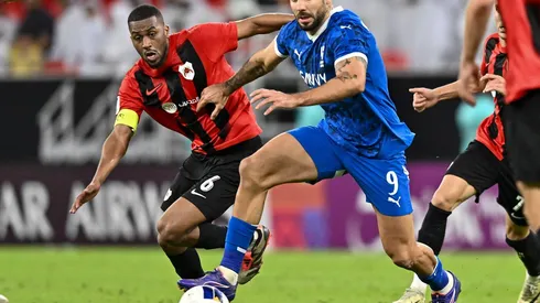 Mitrovic em campo pelo Al Hilal no confronto contra o Al Rayyan, no dia 17 de setembro de 2024. (Xinhua / Alamy Stock Photo)