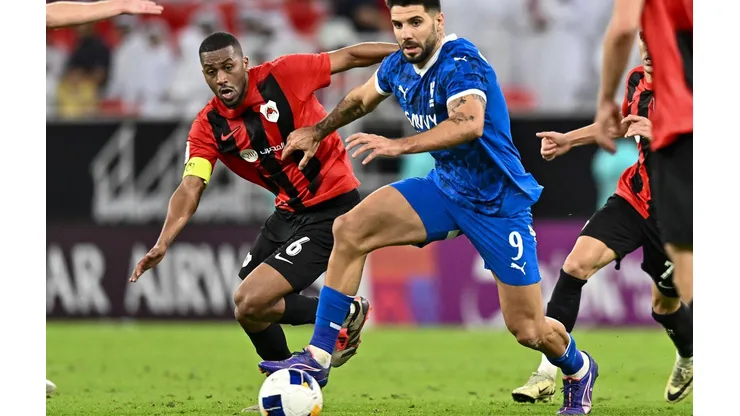 Mitrovic em campo pelo Al Hilal no confronto contra o Al Rayyan, no dia 17 de setembro de 2024. (Xinhua / Alamy Stock Photo)