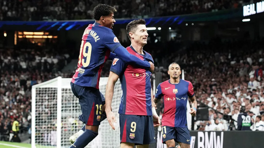 Lamine Yamal, Raphinha e Lewandowski juntos em partida pelo Barcelona (Foto: IMAGO / Alterphotos)