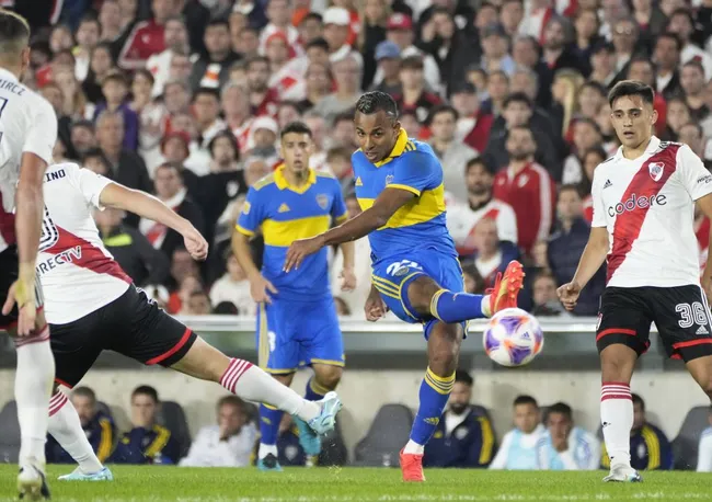 Sebastian Villa com a camisa do Boca Juniors, contra o River Plate. Foto: IMAGO / Photogamma.