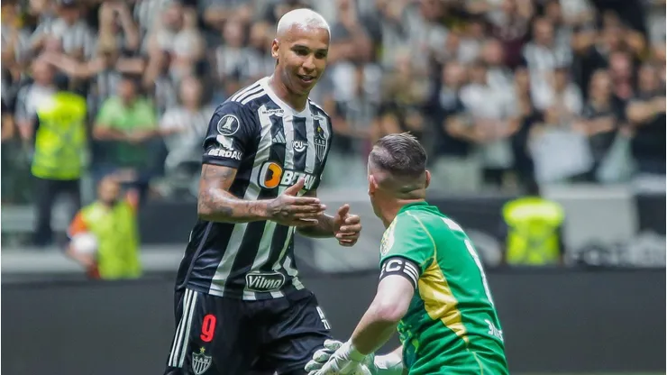 Deyverson contra o River Plate, pela Libertadores.