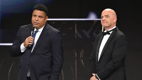 Ronaldo discursa ao lado do presidente da Fifa. Foto: Aurelien Meunier/Getty Images