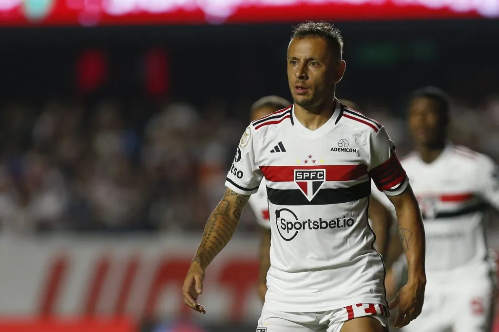 Rafinha em campo pelo São Paulo (Photo by Ricardo Moreira/Getty Images)