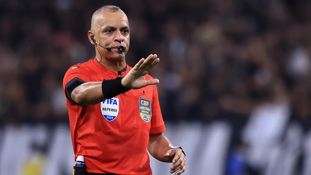 Árbitro Wilton Pereira Sampaio em partida do Corinthians contra o Palmeiras (Foto: Marcello Zambrana/AGIF)