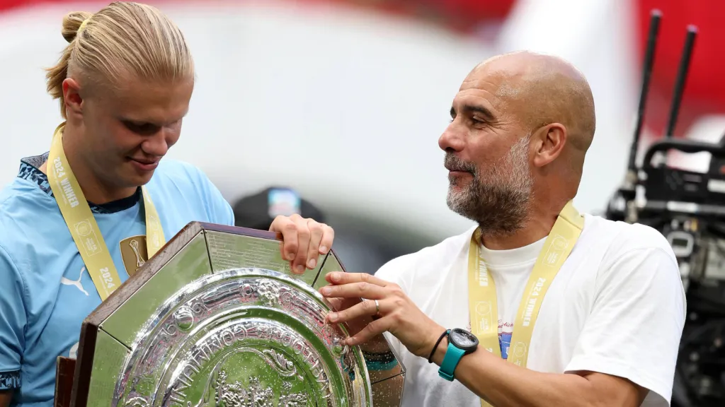 Pep Guardiola e Erling Haaland com o troféu da FA Community Shield (Foto: IMAGO / Sportsphoto)