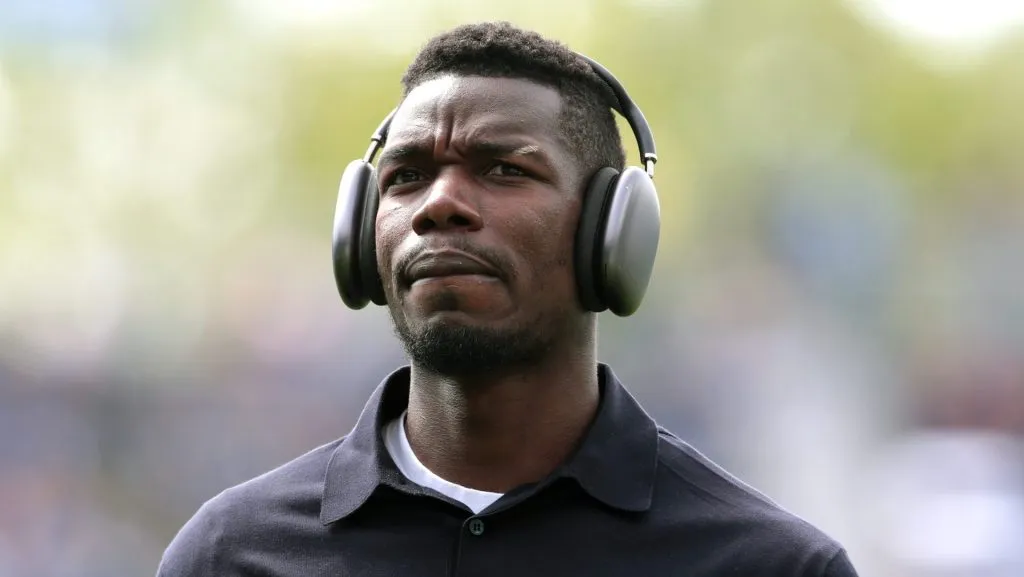 Paul Pogba durante viagem pela equipe da Juventus