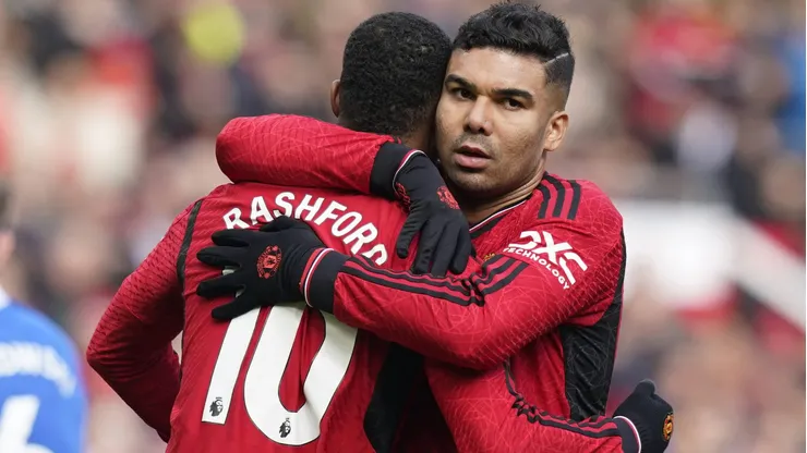 Casemiro e Rashford com a camisa do United.