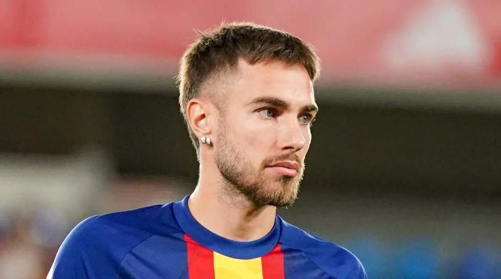 Óscar Mingueza se preparando para o confronto Espanha v Suiça pela Nations League (IMAGO Steinsiek.ch)