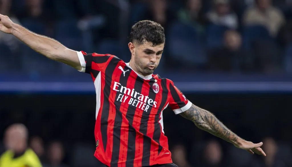 Pulisic se preparando para um arremate em um jogo do Milan pelo Calcio (IMAGO Alberto Gardin)