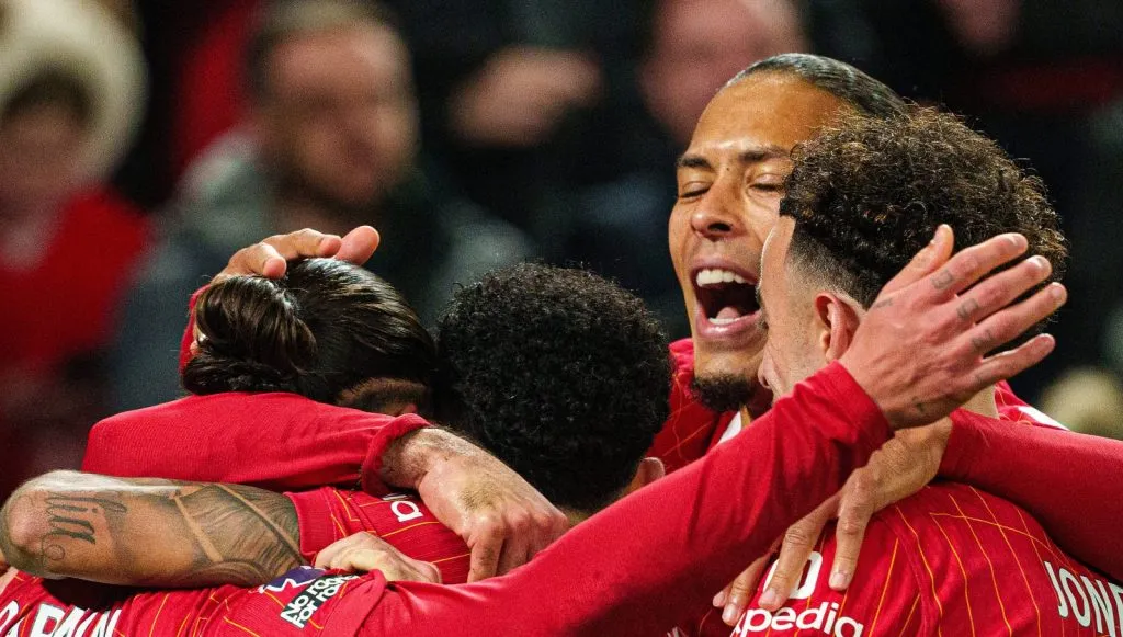 Darwin Nuñez celebrando um gol do Liverpool com seus companheiros no jogo contra o Aston Villa (IMAGO NurPhoto)