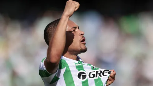Vitor Roque com a camisa do Real Betis.