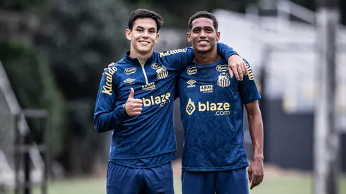 O Chelsea e o Barcelona estão disputando a contratação de Souza, lateral esquerdo do Santos, que, aos 18 anos, se destaca por sua habilidade técnica e sólido desempenho defensivo. (Foto: Reprodução /Santos)