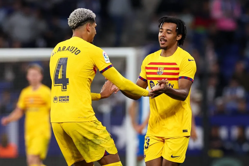 Jules Koundé e Ronald Araujo com a camisa do Barcelona. Foto: IMAGO / ZUMA Press Wire.