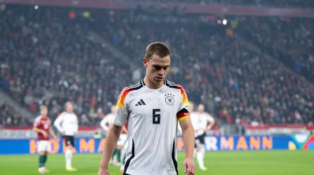 Kimmich caminhando até a bola para efetuar a cobrança do lateral em um jogo da Alemanha (IMAGO Eibner)