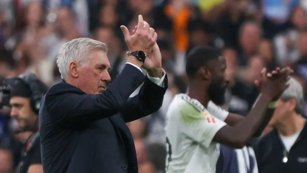 Ancelotti e Rüdiger ao fundo aplaudindo os jogadores do Real Madrid (IMAGO ZUMA Press Wire)