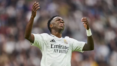 Vini Jr lamenta jogada com a camisa do Real Madrid.