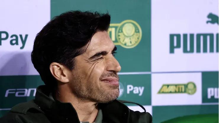 Abel Ferreira aprova centroavante do futebol italiano no Palmeiras