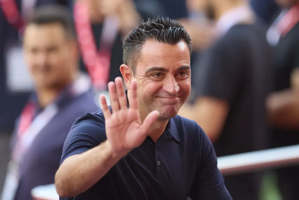   Xavi Hernández, quando ainda estava no comando do FC Barcelona. Ele pode voltar a comandar um time após esta temporada, segundo o portal Relevo e ainda é alvo do Manchester United para o lugar do técnico Ruben Amorim (Photo by Fran Santiago/Getty Images)