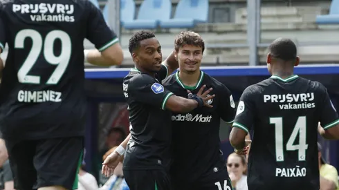 O Barcelona está monitorando o lateral-esquerdo Hugo Bueno, do Feyenoord, como uma possível contratação para reforçar a defesa do time. (Foto: IMAGO / ANP)