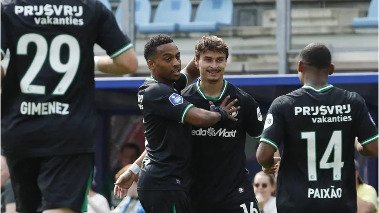 O Barcelona está monitorando o lateral-esquerdo Hugo Bueno, do Feyenoord, como uma possível contratação para reforçar a defesa do time. (Foto: IMAGO / ANP)