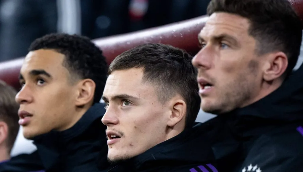 Florian Wirtz e demais companheiros da Seleção Alemã perfilado durante o hino (IMAGO Eibner)