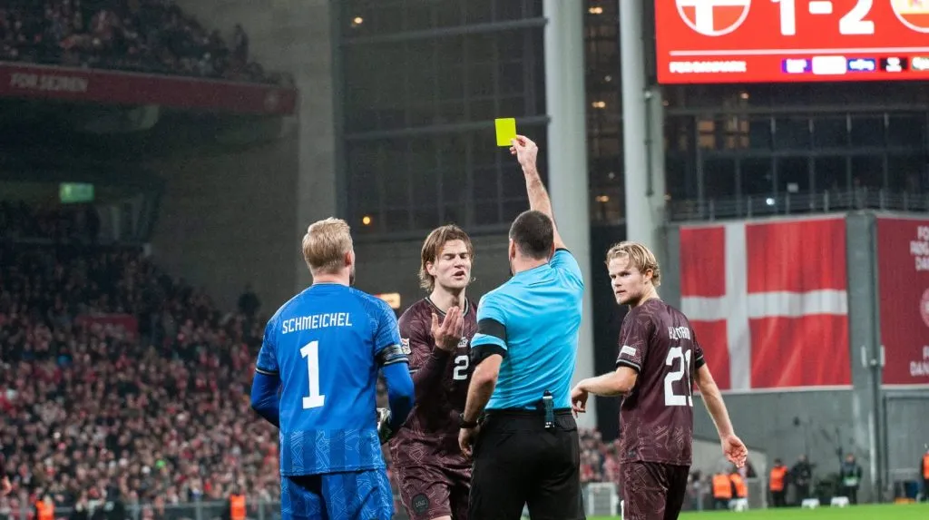 Joachim Andersen sendo punido com um cartão amarelo em jogo pela Dinamarca (IMAGO NurPhoto)