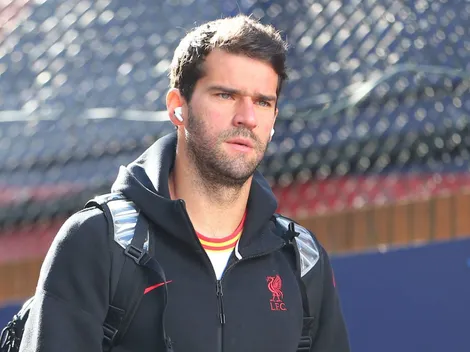 Arne Slot não conta mais com Alisson no Liverpool