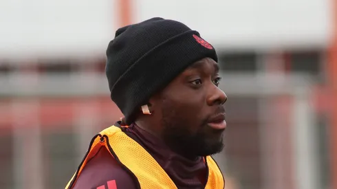 Barcelona esquece Alphonso Davies e monitora destaque do Feyenoord.